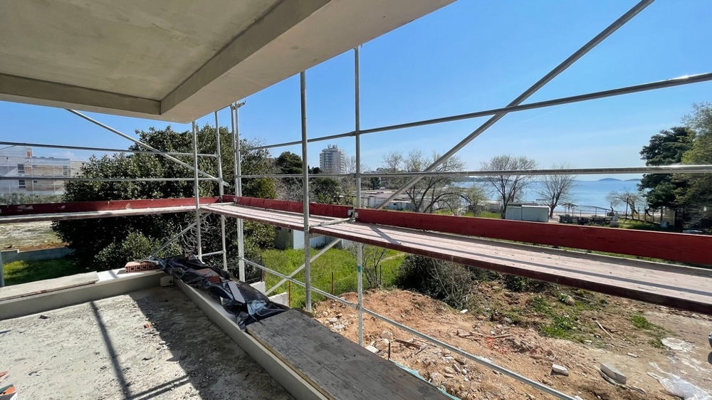 Balkon z rusztowaniem i widokiem na morze w Dalmacji.