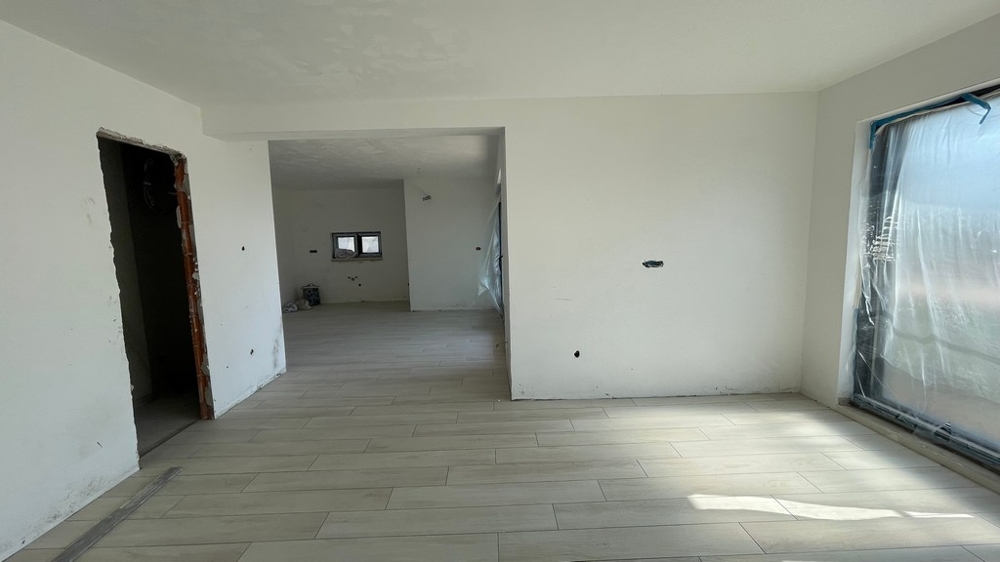 Otwarty salon z dużą ilością światła dziennego i nowoczesnym układem