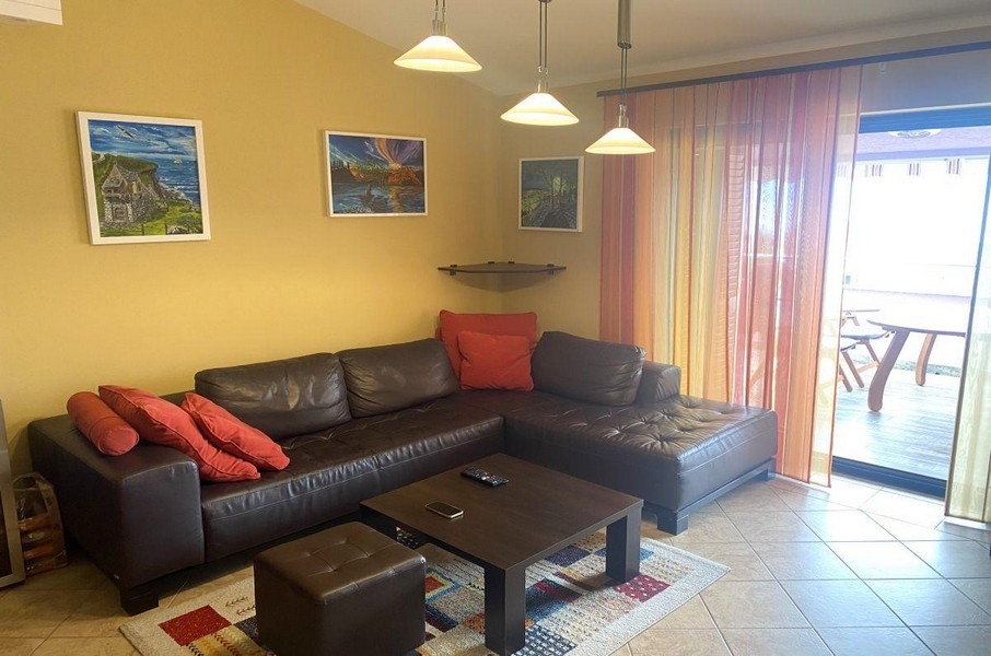Jasny salon z balkonem i częścią wypoczynkową na Malinskiej