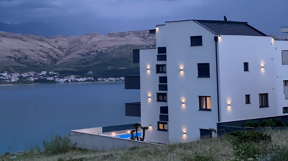 Apartament nad morzem w nowoczesnym budynku.