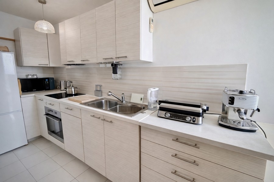 Nowoczesna kuchnia apartamentu z zabudową AGD