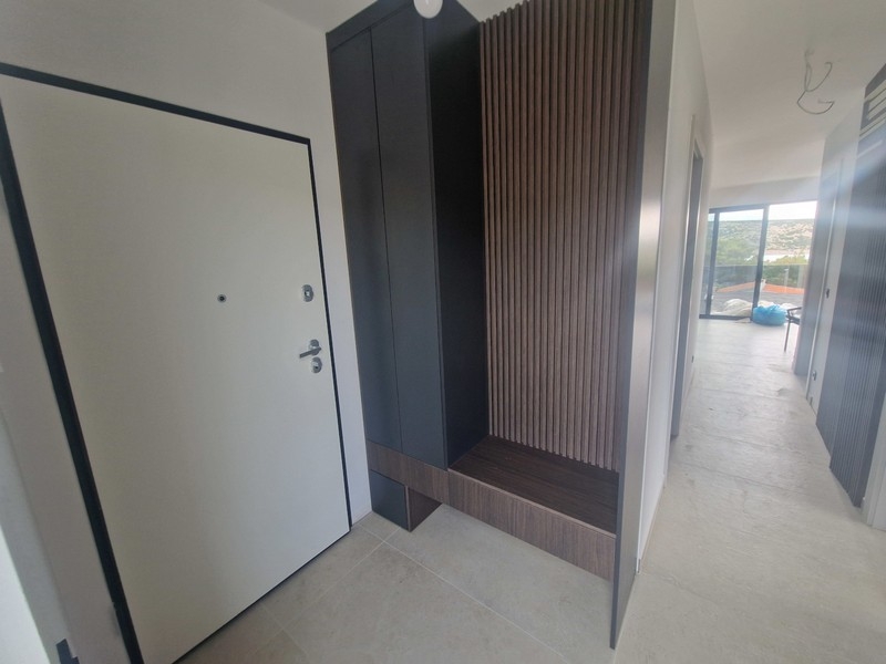 Przedpokój z drewnianymi listwami i nowoczesnym designem