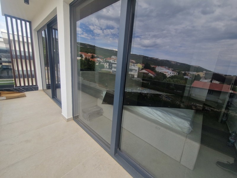 Zadaszony taras ze szklanymi balustradami i widokiem na morze