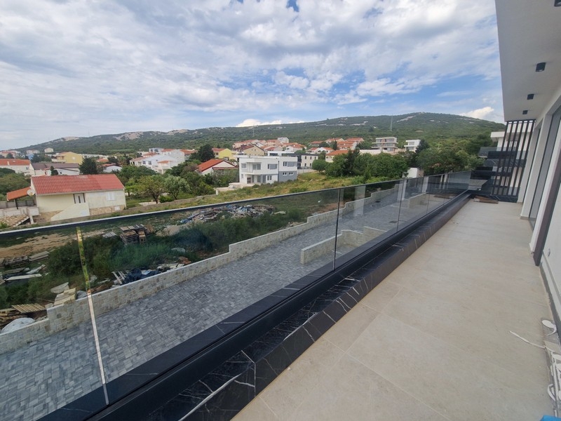 Przestronny taras z widokiem na okolicę