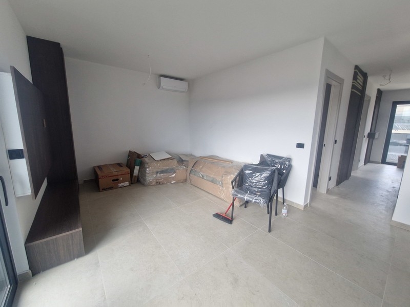 Jasny salon z nowoczesnymi meblami