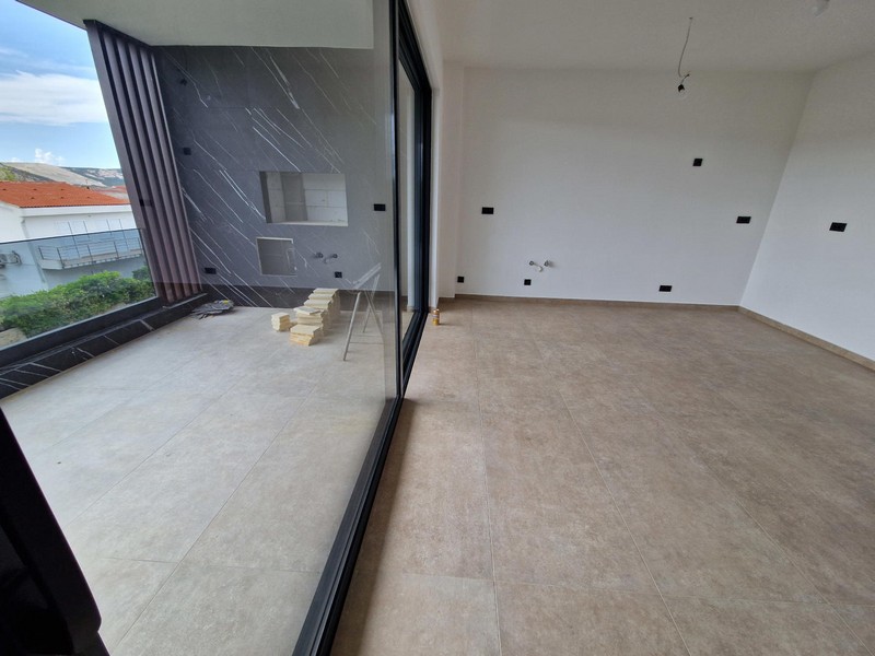 Pokój dzienny i widok na taras apartamentu A3960 w Chorwacji.