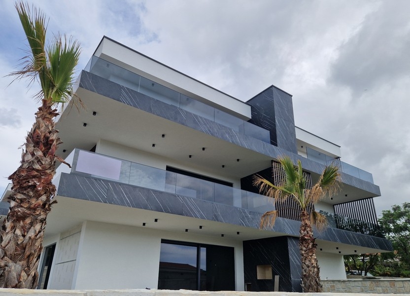 Nowo wybudowany apartamentowiec z dużymi tarasami