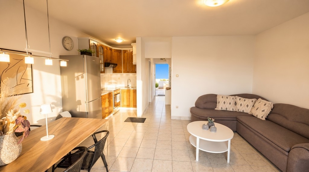 Pokój dzienny z kuchnią i wyjściem na balkon