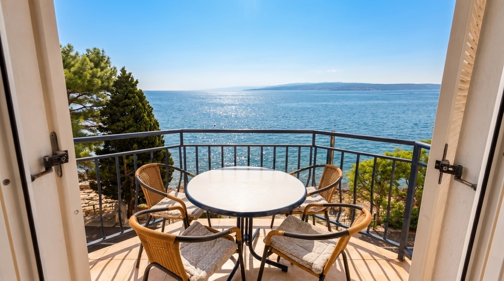 Balkon z bezpośrednim widokiem na morze w Chorwacji