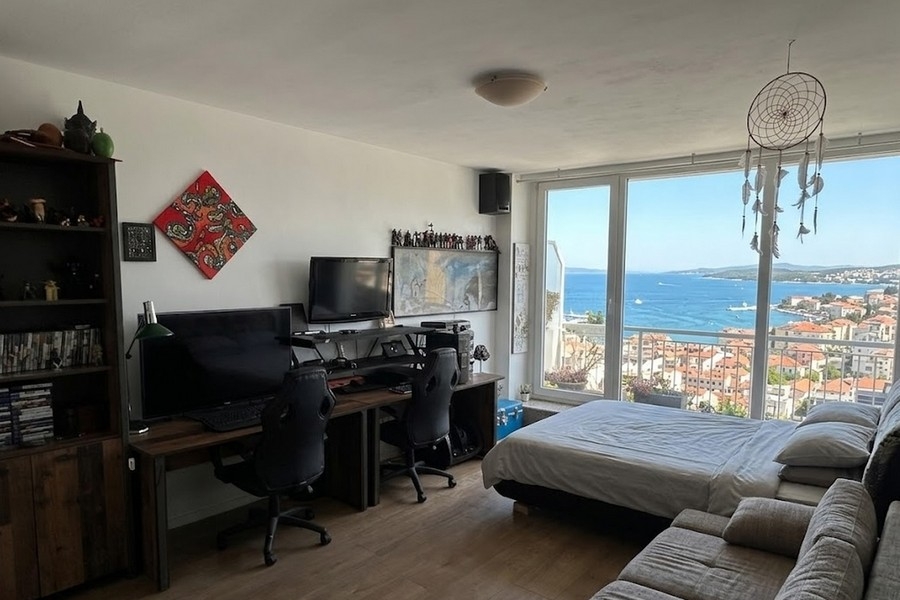 Sypialnia z panoramicznym widokiem na morze i wybrzeże