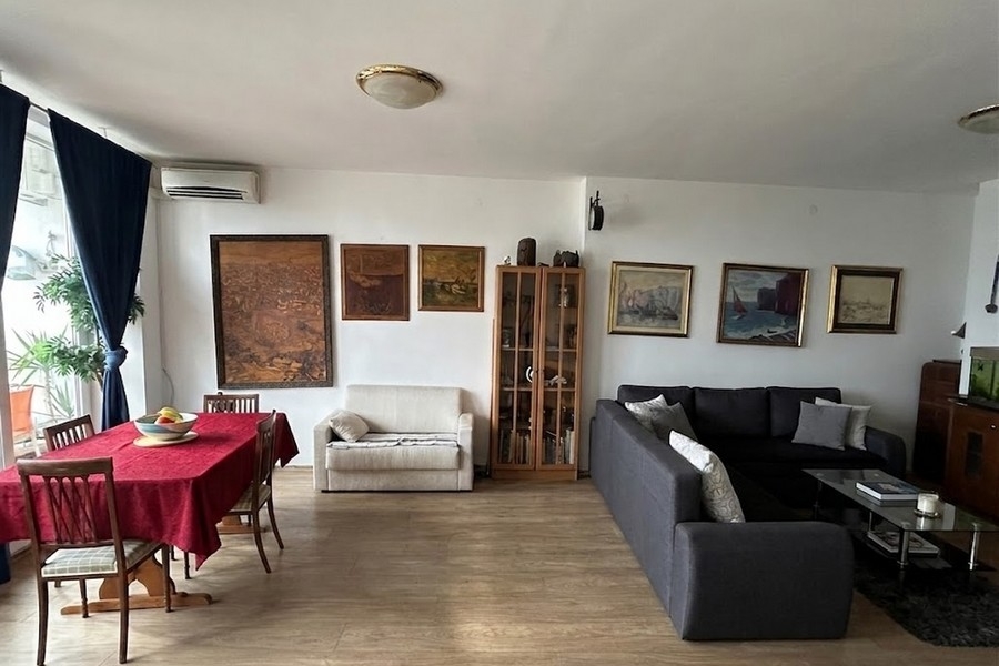 Przestronny salon z nowoczesnymi meblami