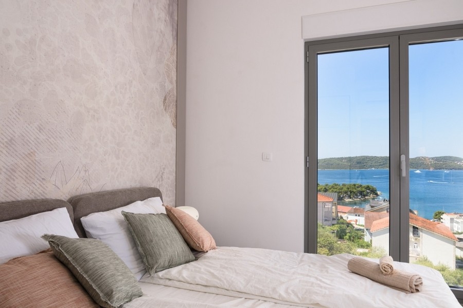 Jasna sypialnia z panoramicznymi oknami