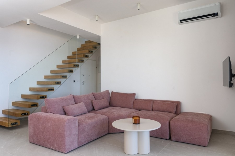 Jasny salon z nowoczesną klatką schodową
