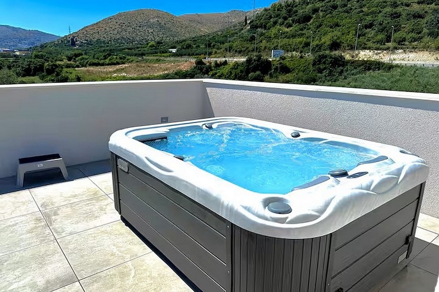 Jacuzzi na tarasie na dachu nowoczesnego apartamentu w Chorwacji