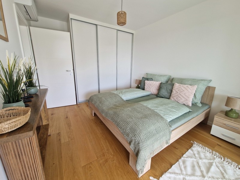 Sypialnia z wbudowaną szafą i wyjściem na balkon