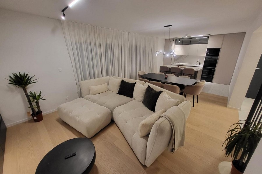 Jasny salon z nowoczesną kuchnią