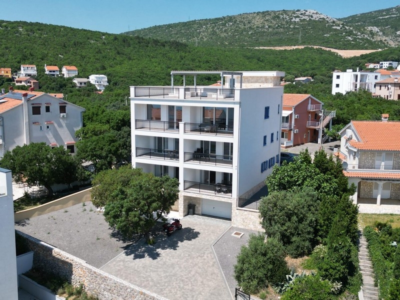 Dom apartamentowy z miejscami parkingowymi i tarasem na dachu