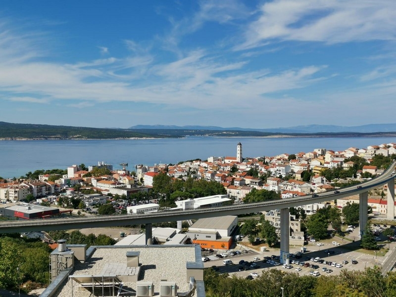 Widok na morze na nadmorskie miasteczko