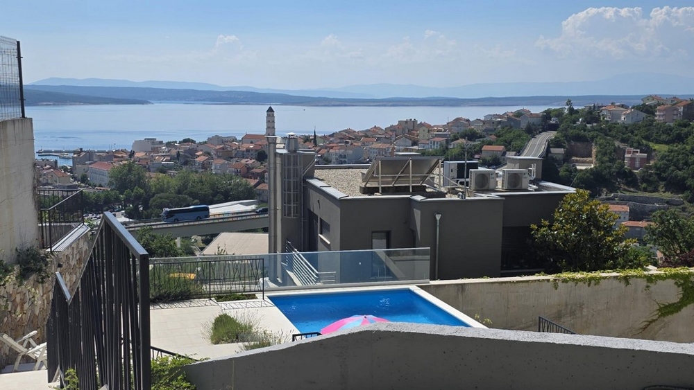 Basen z panoramicznym widokiem na morze