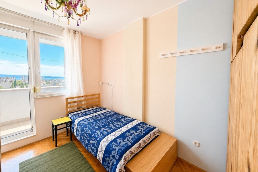 Sypialnia z wyjściem na balkon i widokiem na morze