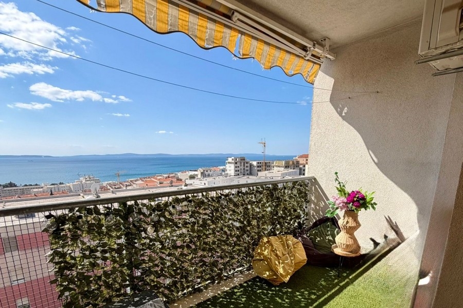 Loggia z markizą i widokiem na Zatokę Split