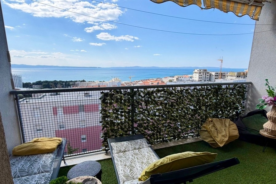 Leżaki na loggii z panoramicznym widokiem