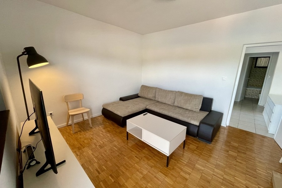 Przytulny salon z sofą i telewizorem