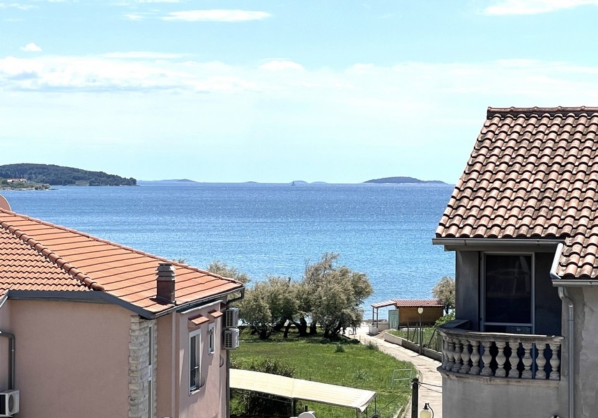 Widok na morze na Adriatyk w pobliżu Vodic