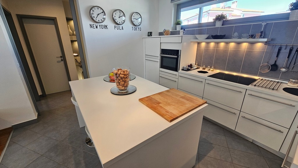 Wyspa kuchenna w mieszkaniu w Novigradzie