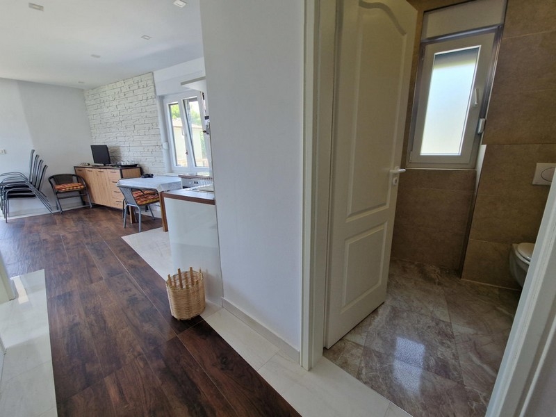 Przedpokój z widokiem na część dzienną apartamentu w Chorwacji