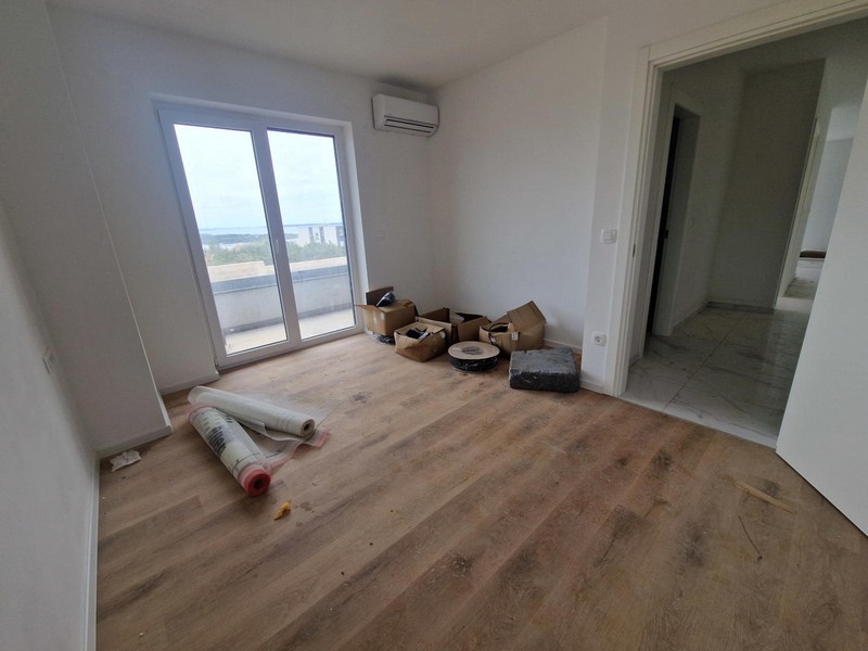 Sypialnia z parkietem w nowym mieszkaniu