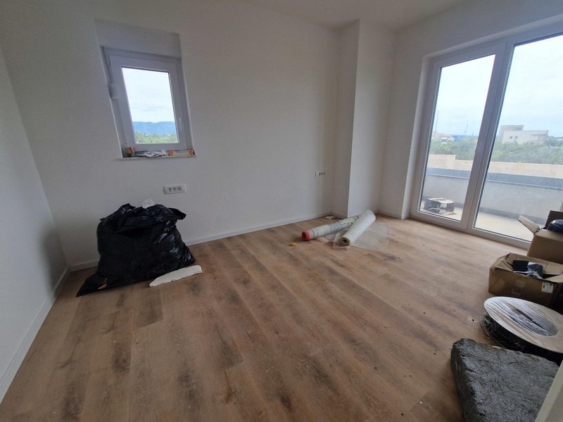 Jasny pokój z parkietem i drzwiami tarasowymi