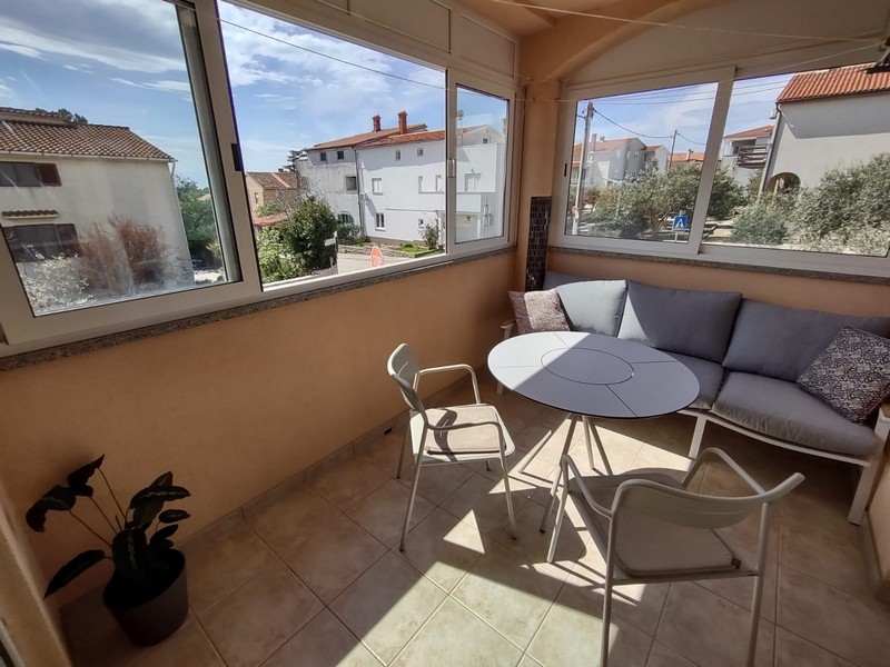 Przeszklony balkon z widokiem na morze