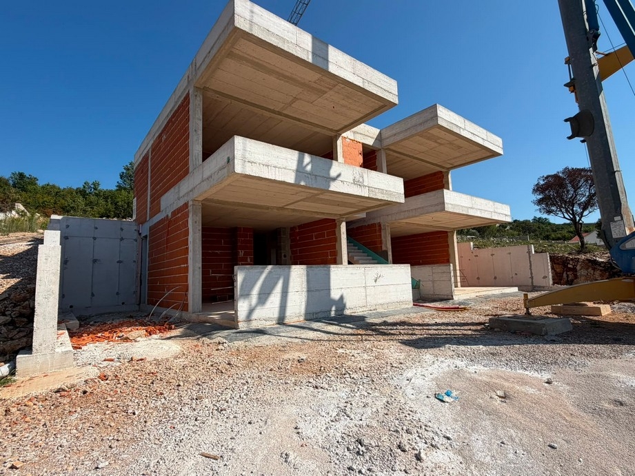 Stan surowy budynku apartamentowego z dźwigiem budowlanym