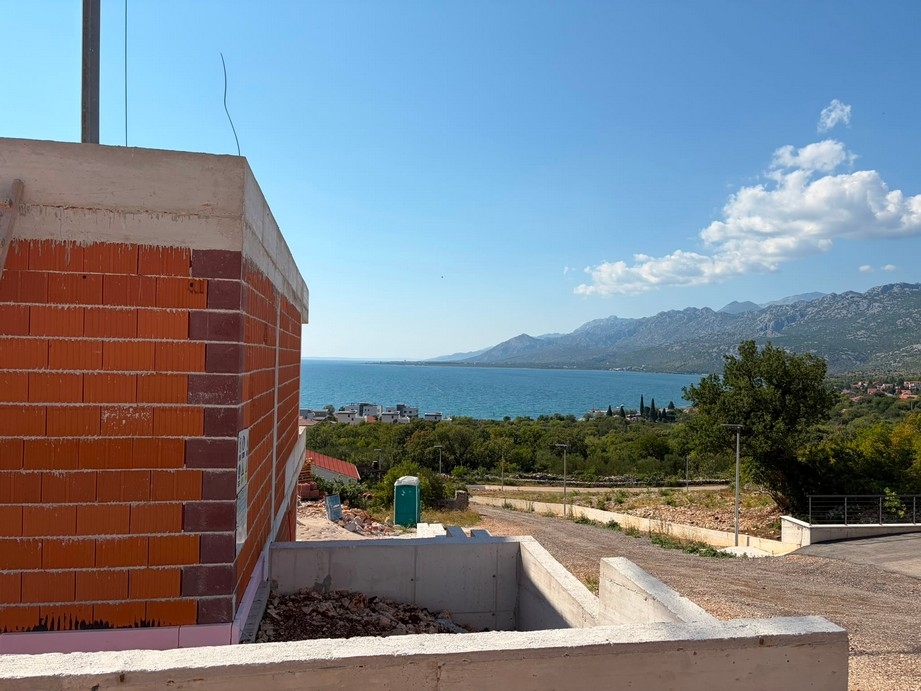 Widok przez Adriatyk na góry Velebit