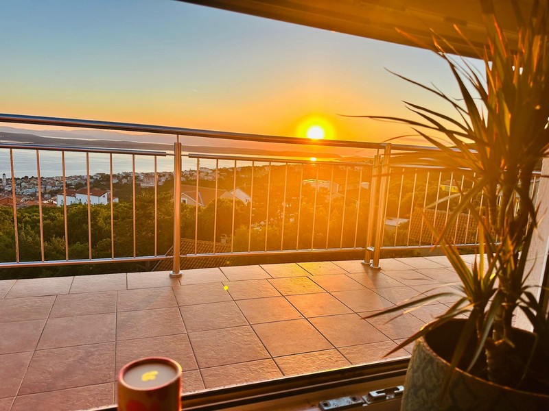Balkon z widokiem na morze wieczorem