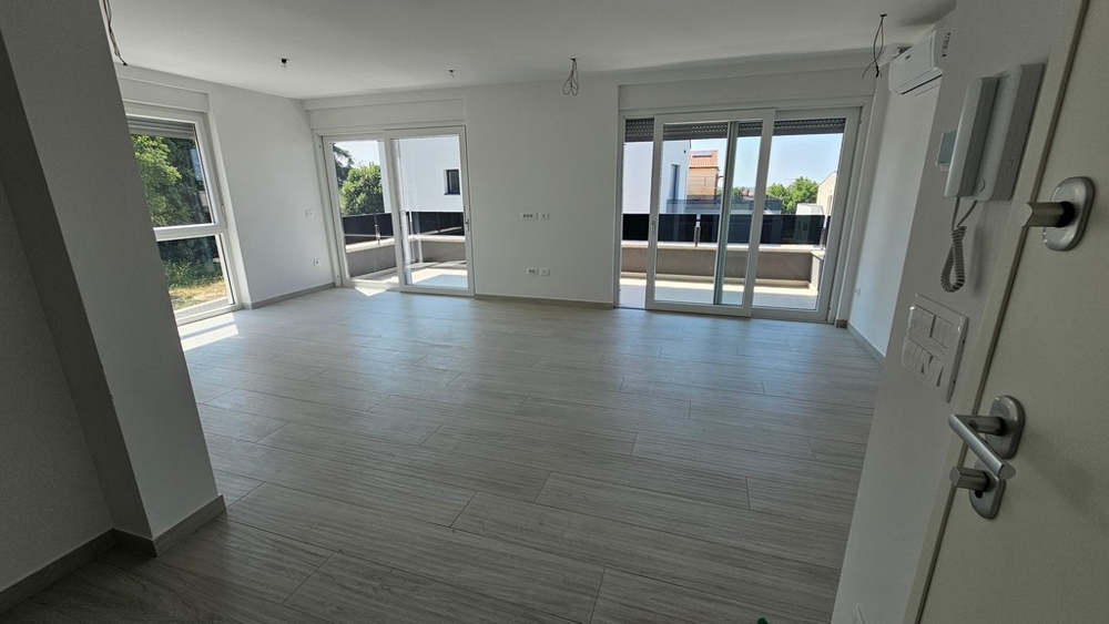 Jasny salon z dużymi oknami