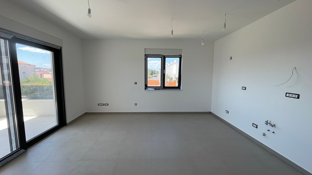 Jasny salon z dużym oknem
