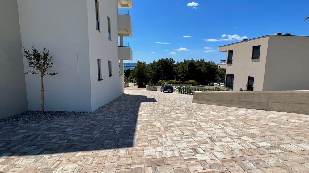 Nowo wybudowany apartament z widokiem na morze w Vodicach w Chorwacji