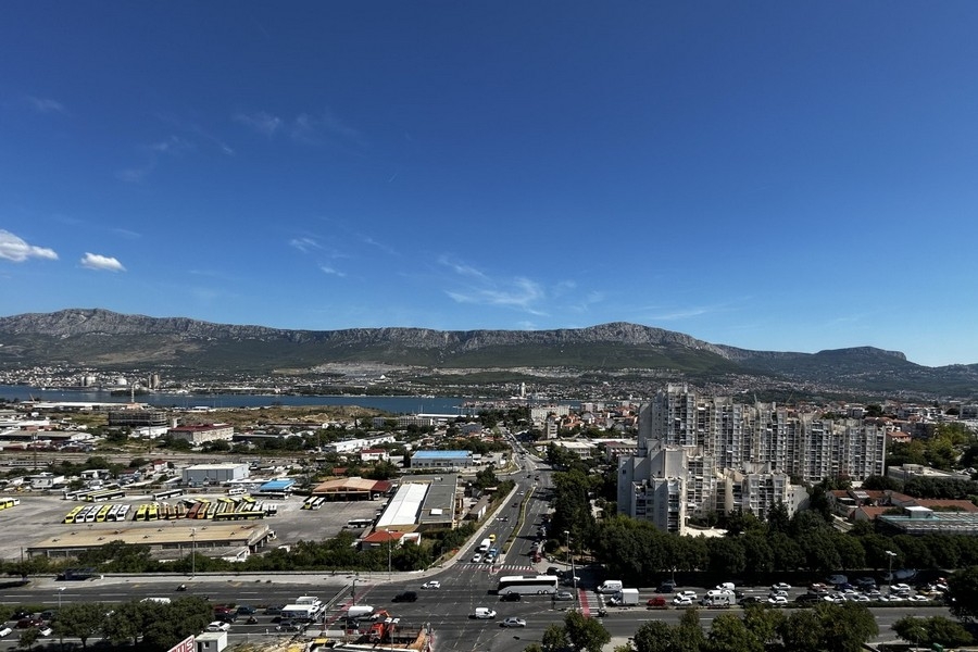 Widok na Split z górami i morzem