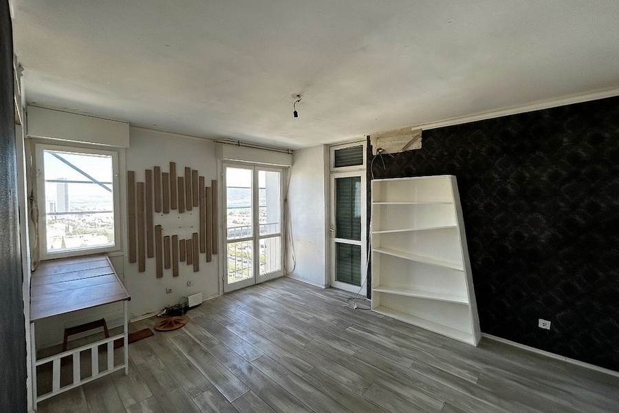 Jasny salon z dużymi oknami i widokiem na morze