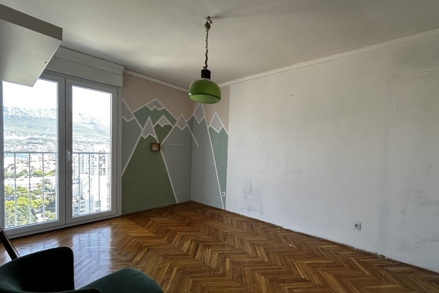Pokój z parkietem i balkonem w Splicie