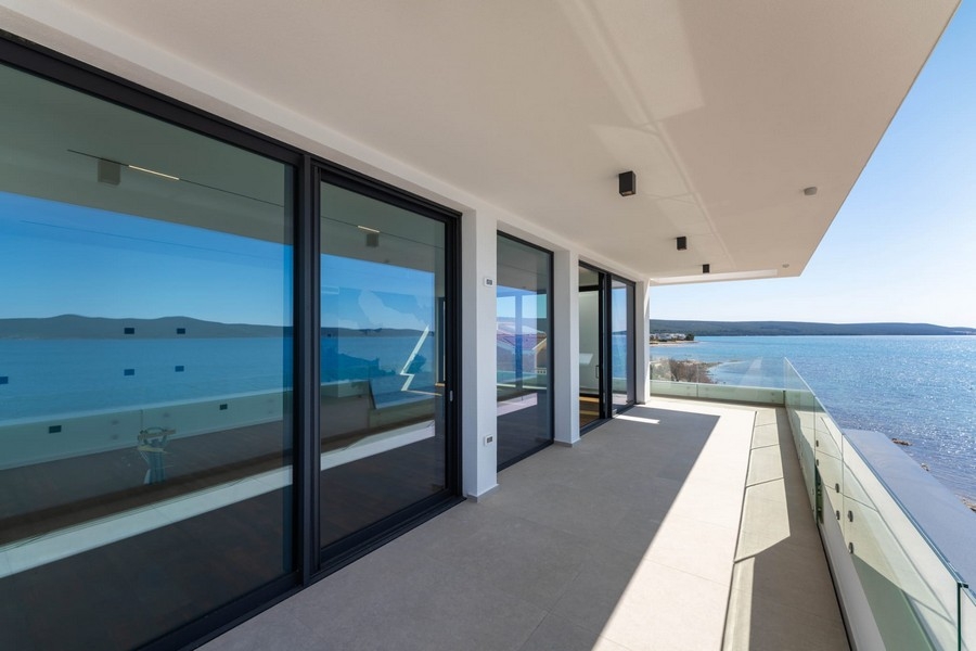 Zadaszony taras penthouse'u z widokiem na morze