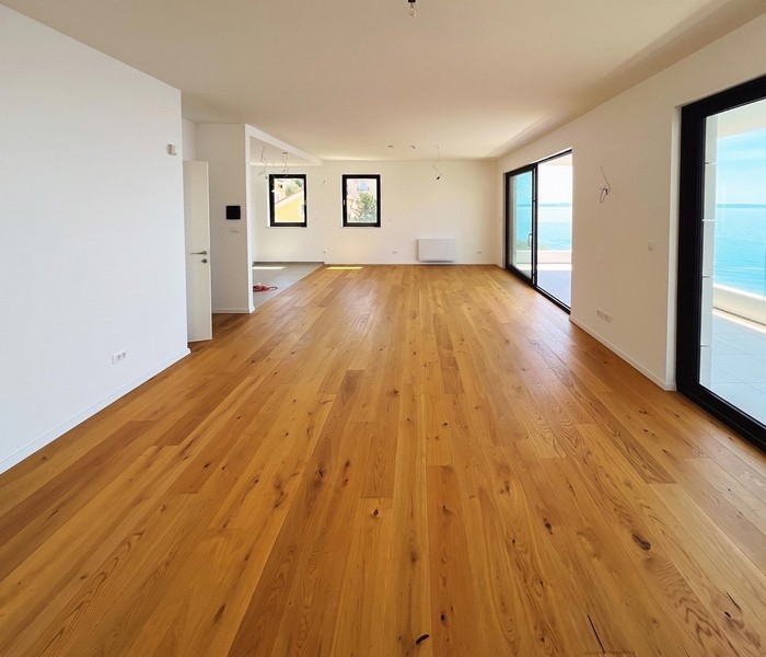 Jasny salon z parkietem w Rijece
