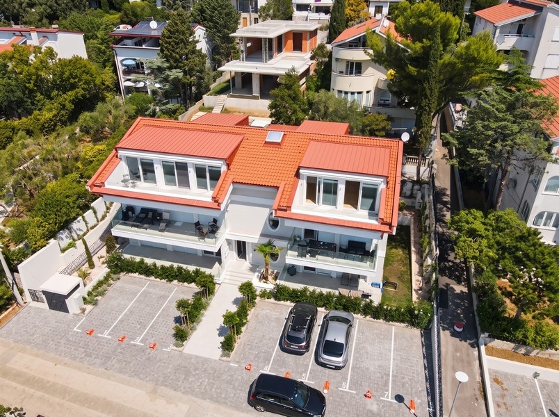 Widok z lotu ptaka na budynek mieszkalny w Novi Vinodolski, Chorwacja