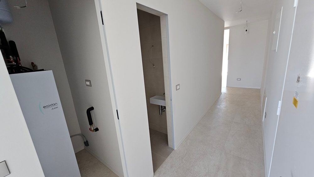 Przedpokój z instalacjami budowlanymi i toaletą