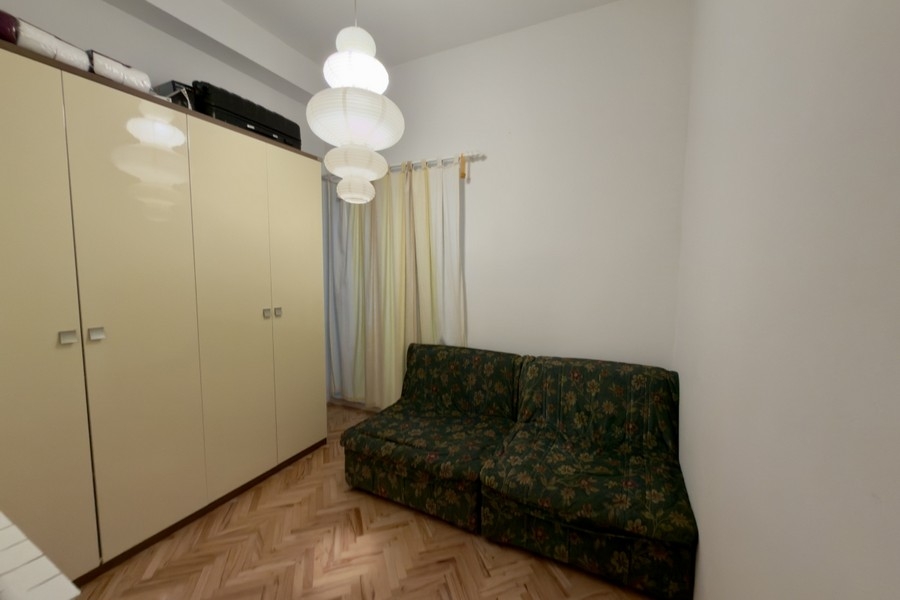 Sypialnia z szafą i sofą