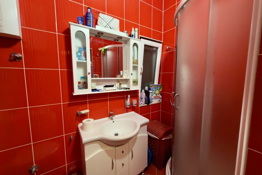 Łazienka z prysznicem i umywalką