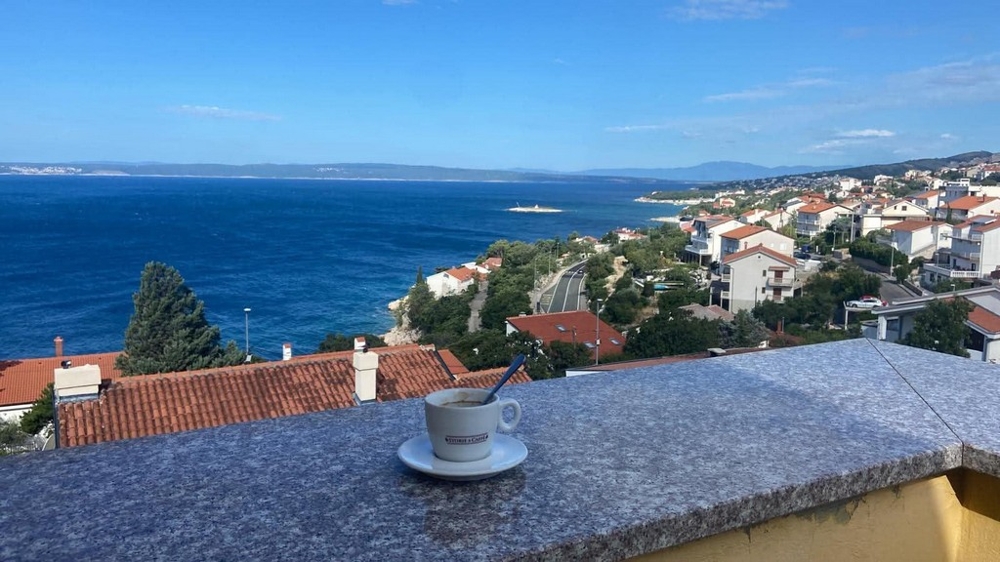 Taras z widokiem na morze na Novi Vinodolski