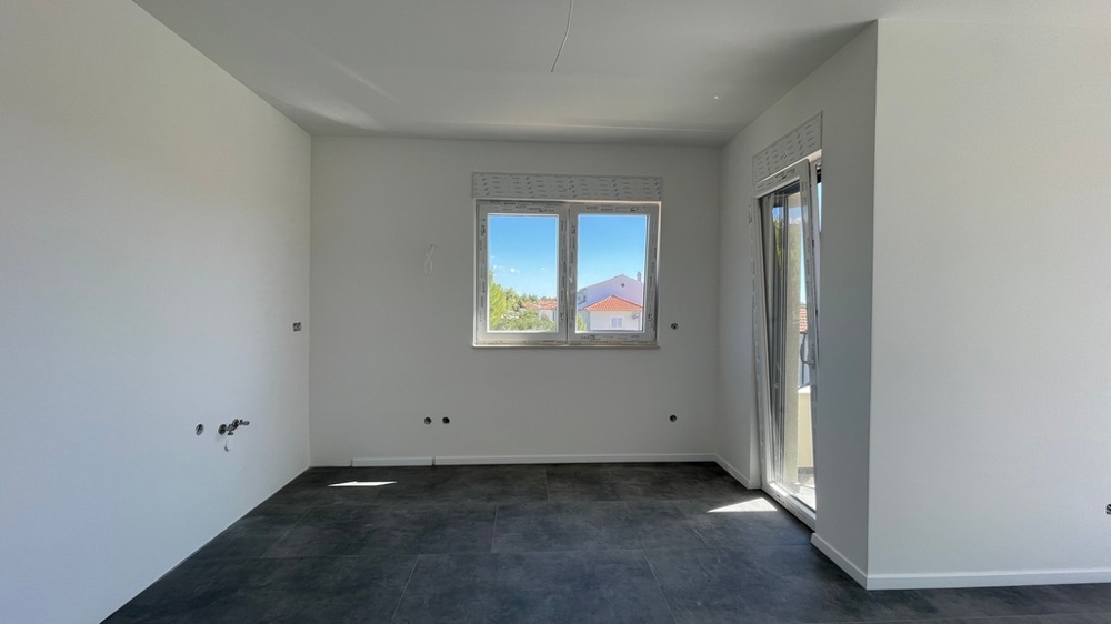 Widok z sypialni na jasny salon mieszkania A4073